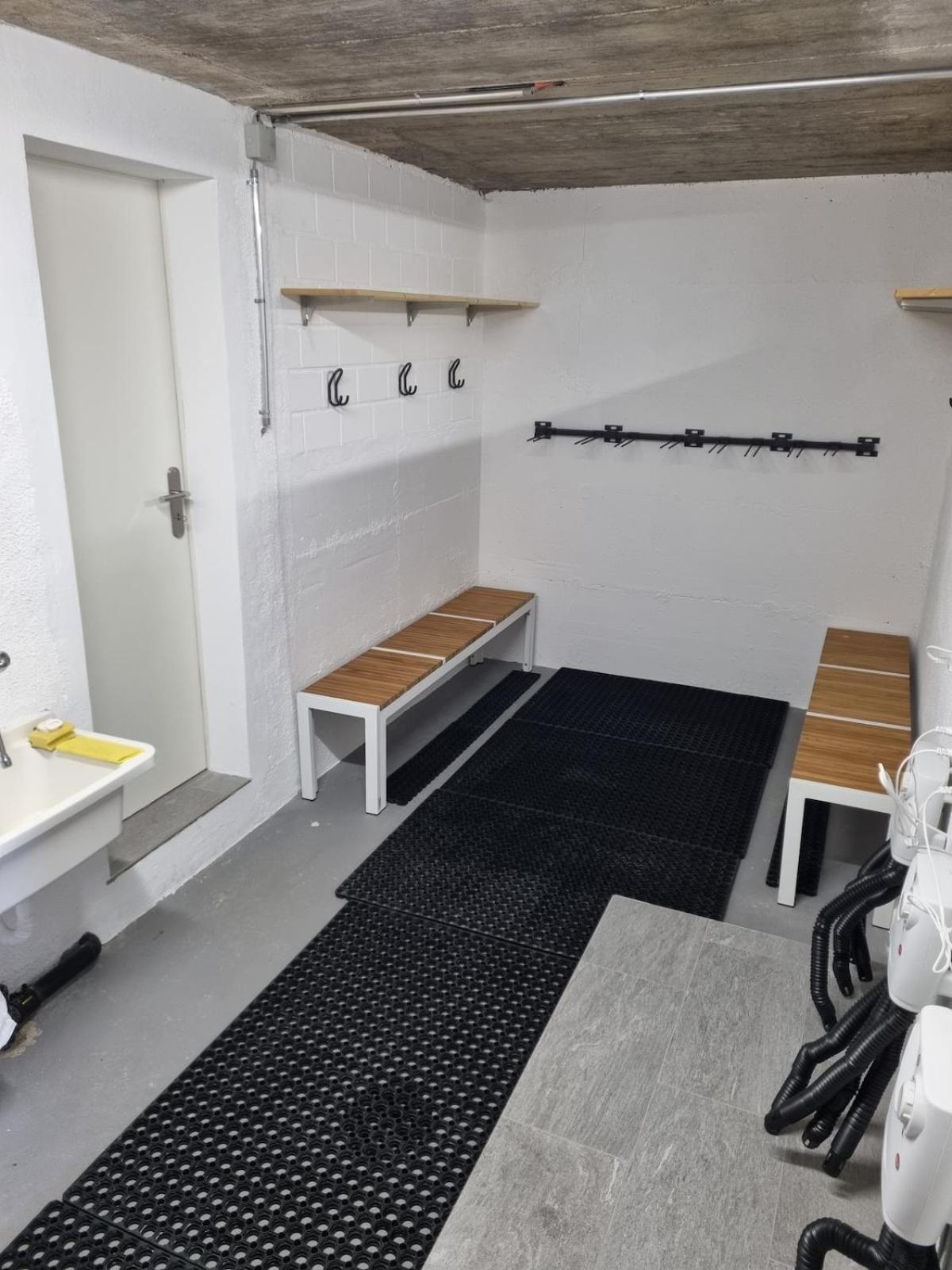 Alpine Retreat & Sauna 디센티스 외부 사진